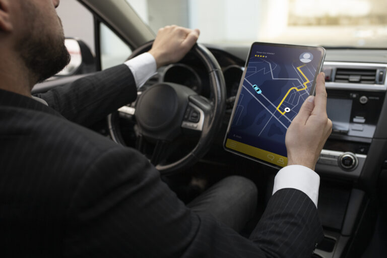 Taxichauffeur volgt route op tablet