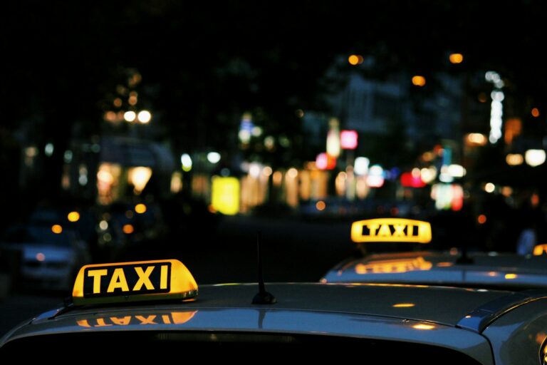 Taxi-lichtbak op een taxi in de nacht