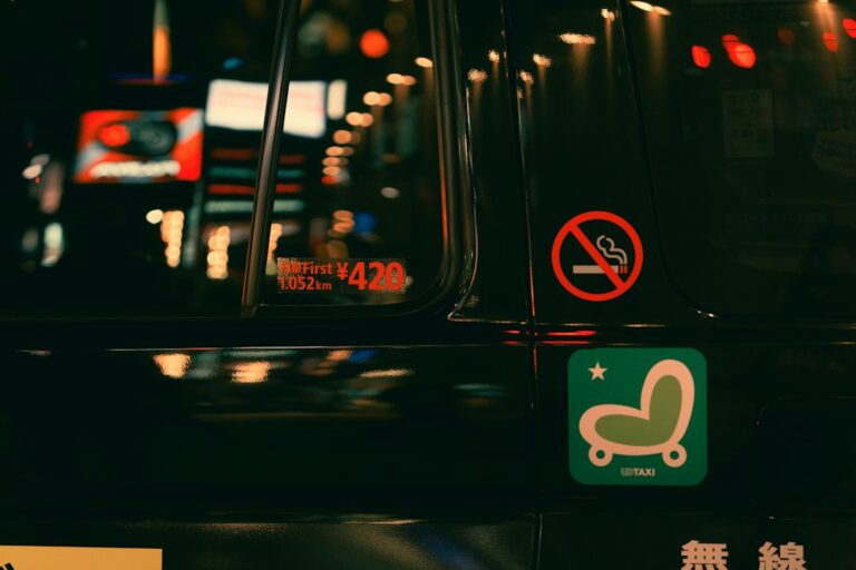 Taxi die een klant oppikt in het centrum van Hasselt